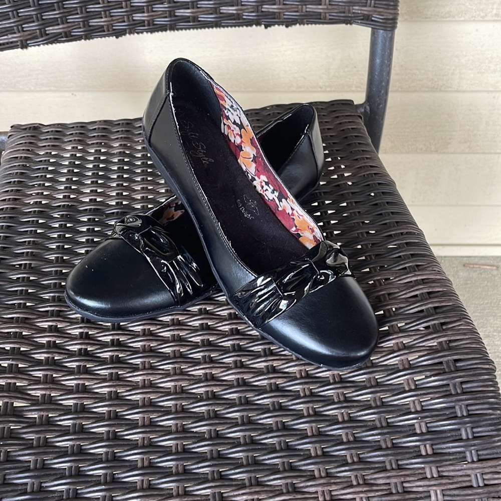 Soft Style by Hush Puppies Women's Hava Ballet Flat Shoes Black 8.5 Narrow